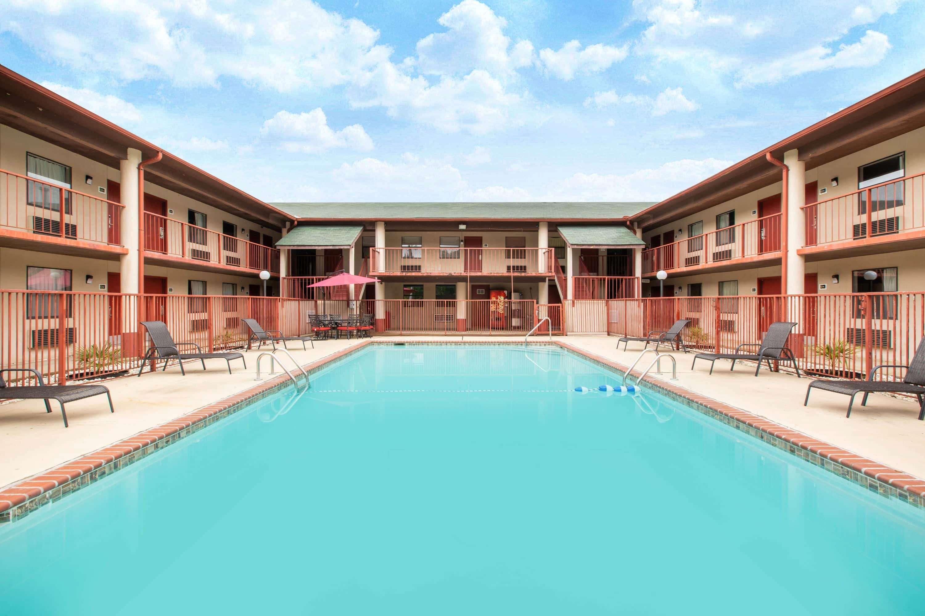 Super 8 By Wyndham Malvern Εξωτερικό φωτογραφία