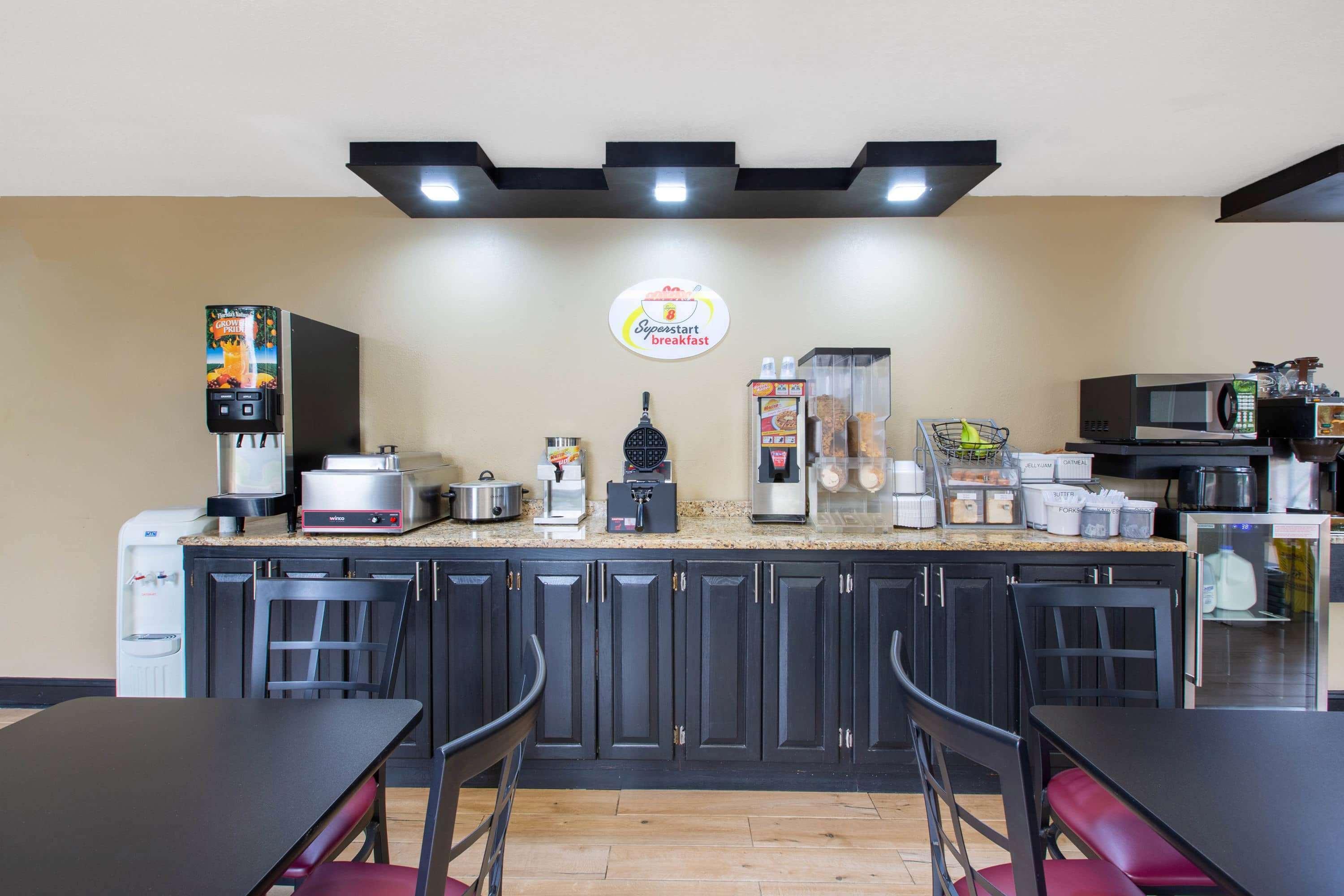 Super 8 By Wyndham Malvern Εξωτερικό φωτογραφία